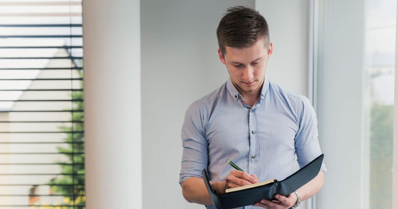 Рабочее пространство дизайнера с современными инструментами веб-дизайна